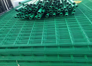 綠色鐵絲網圍欄